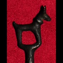 Epingle en bronze surmont�e d'un chien